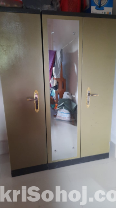 তিন পাল্লার স্টিলের আলমারি